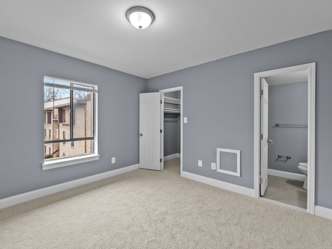 Building Photo - Stunning Reston Condo Awaits You