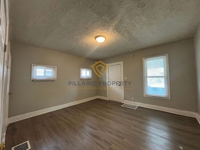 Building Photo - 1411-1413 N Pershing Ave