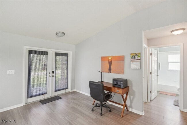 Building Photo - 940 Belmont St E