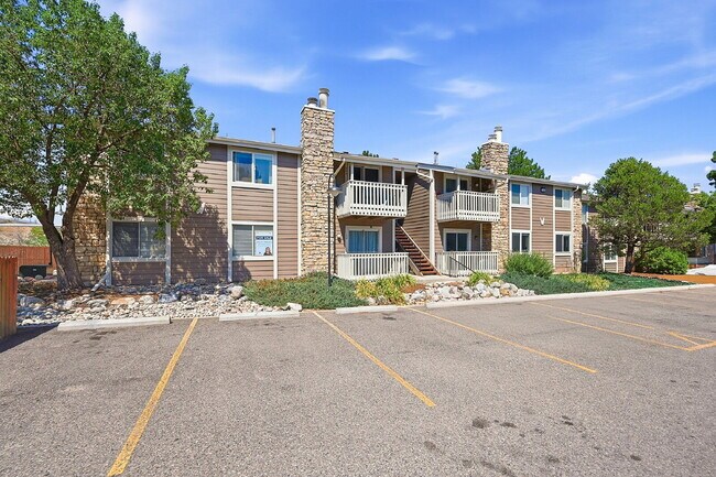 Building Photo - $1,540.95- 2 Bed, 2 Bath Updated Condo in Denver with In Unit Laundry and Community Amenities!