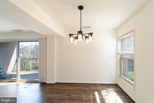 Building Photo - 37 Canterbury Square