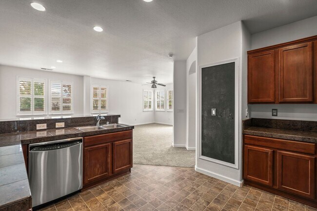 Building Photo - 4 Bedroom Home with Loft & Mountain Views ...