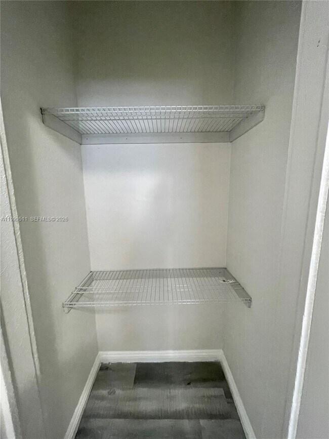 Building Photo - 442 SW 10th Ave