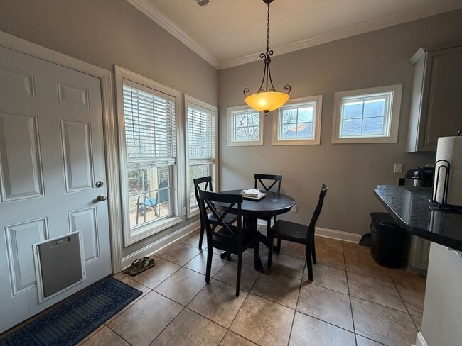 Building Photo - 617 Carpenter Way