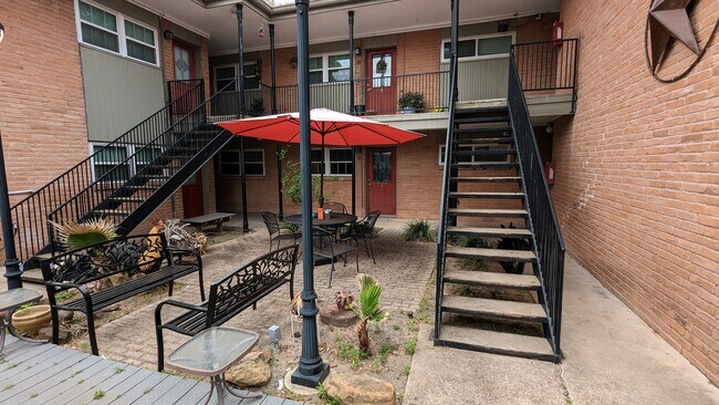 Court Yard - 1011 Ashland St