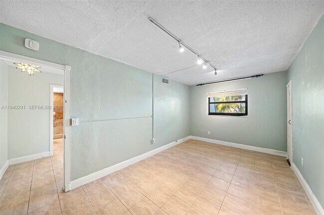 Building Photo - 230 Sunrise Dr