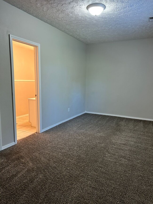 Building Photo - PRICE DROP/SHORT TERM LEASE! Beautiful 3 b...