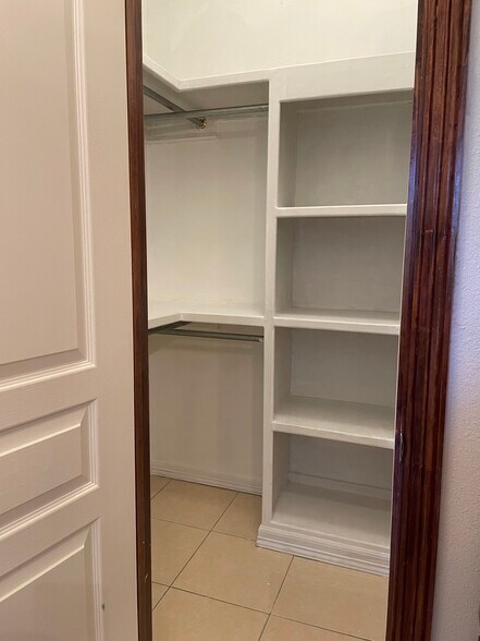 Master Closet - 3043 Scotland Dr