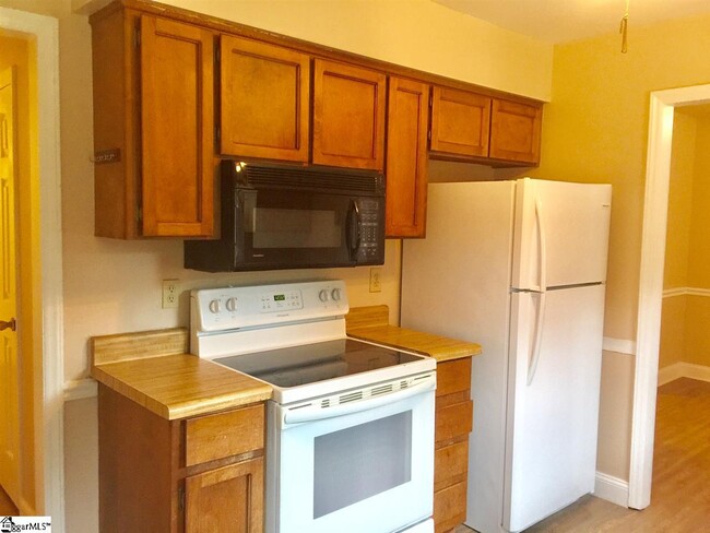 Building Photo - 305 Laurel Tree Ln