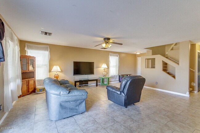 Building Photo - Amazing 4 bedrooms, 3 bathrooms house in P...