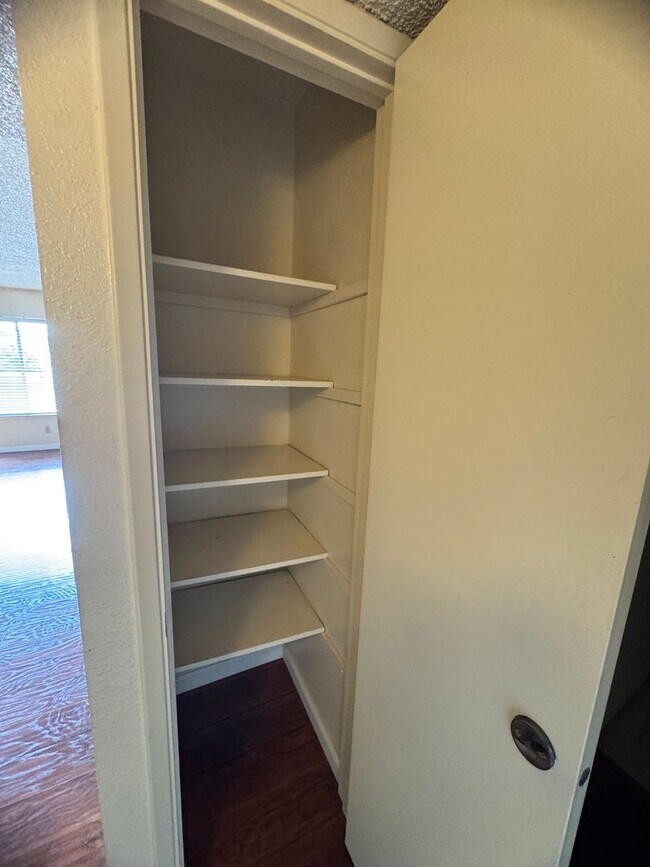 Building Photo - 1 Bed/1 Bath in Gated Community Condo