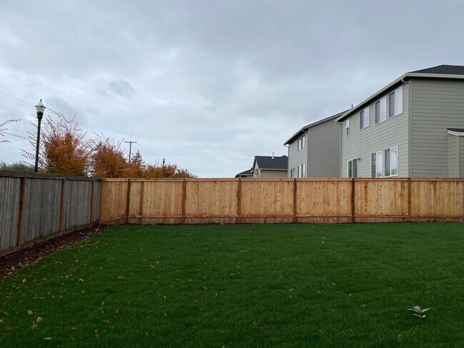 Building Photo - Lovely 4 Bed 2.5 Bath Home! Located near t...