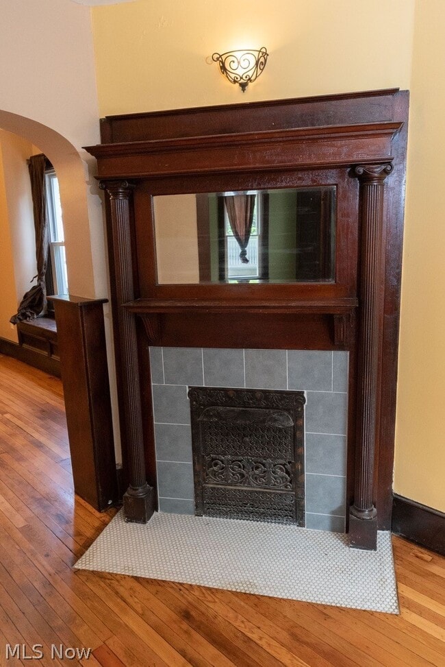 Building Photo - 1362 W 59th St