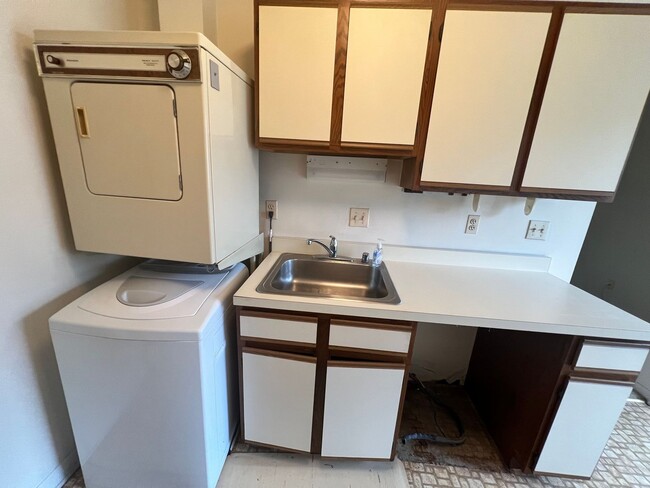 Building Photo - Charming 2 BR/1 BA Condo in Silver Spring!