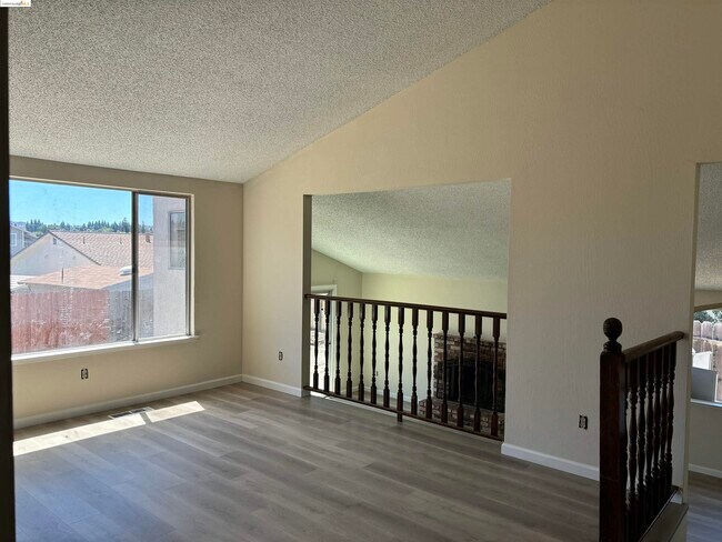 Building Photo - 912 Coyote Ct