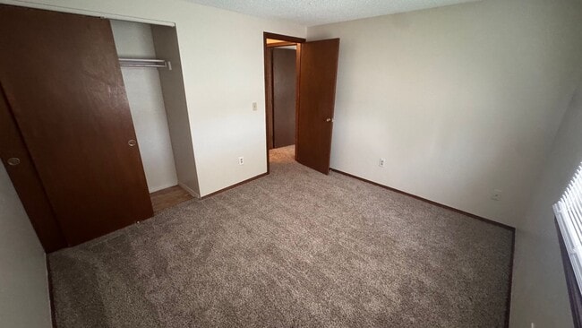 Building Photo - 3 bed 2.5 bath w/ garage, Great location off University and Dry Creek, close to Southglenn Mall a...