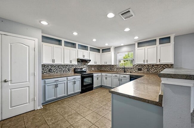 Building Photo - 214 Briarwood Dr