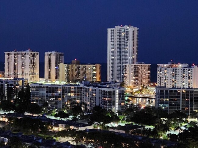Building Photo - 2500 Parkview Dr