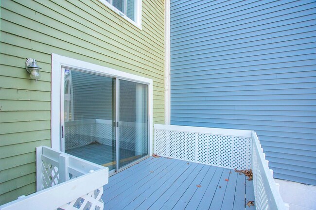 Building Photo - 421 Raintree Dr