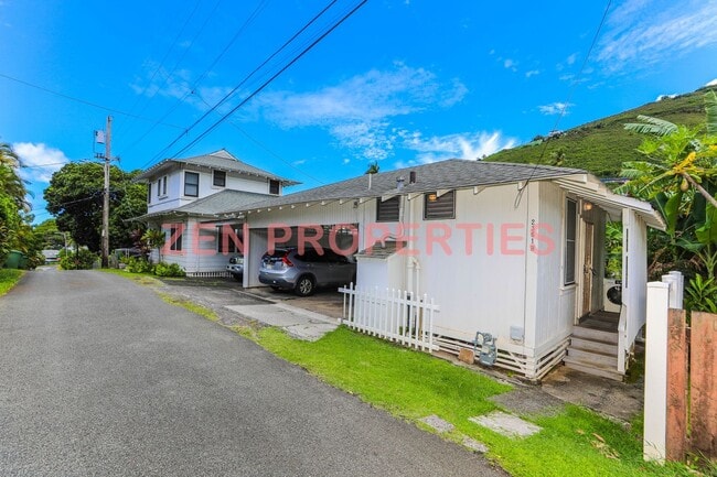 Building Photo - 2361 E Manoa Rd