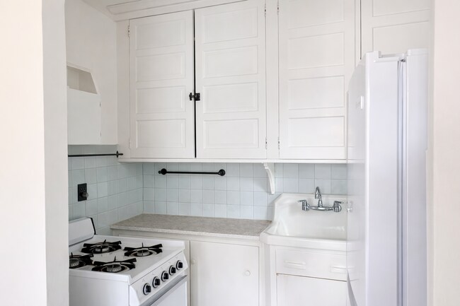 Building Photo - 1025/1027 Jenifer St Apartments