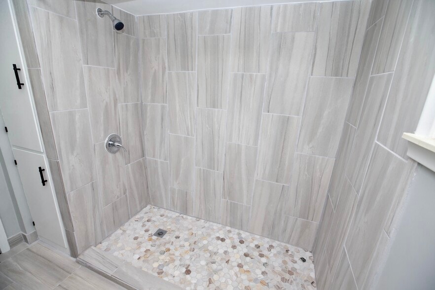 Building Photo - 1327 N Oak St