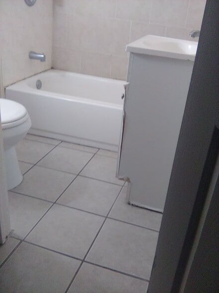 Building Photo - 89 Maple St