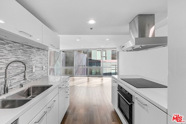 Building Photo - 901 Flower St