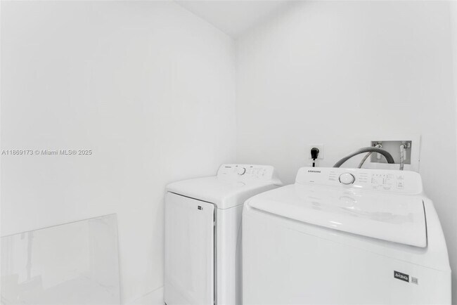 Building Photo - 1390 SW 50th Ave