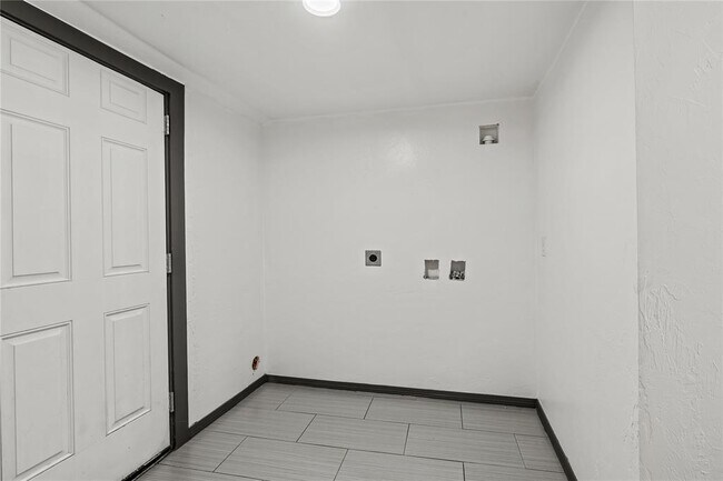 Building Photo - 2136 SW 23rd St