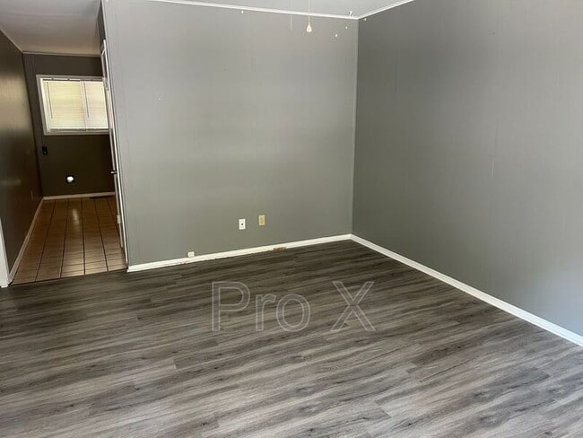 Building Photo - 8827 Country Club Dr