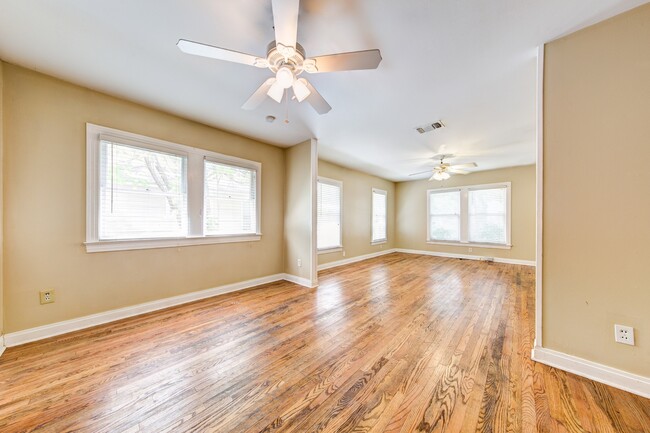 Building Photo - Hyde Park Hideaway! 3/2 with washer/dryer,...