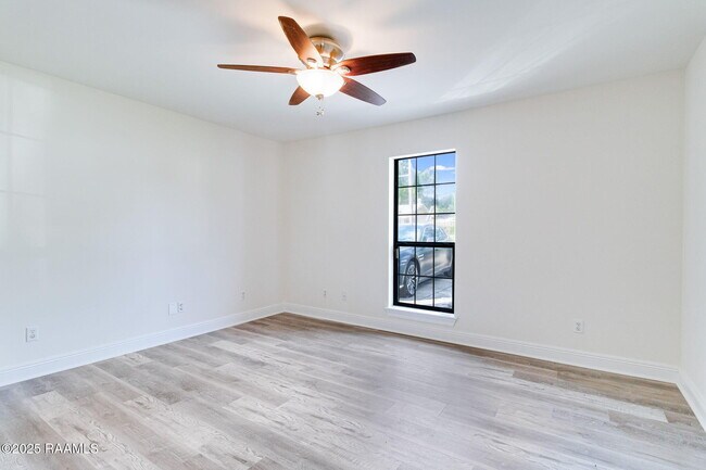 Building Photo - 147 Oak Crest Dr
