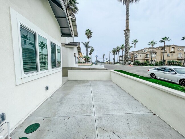 Building Photo - 204 18th St