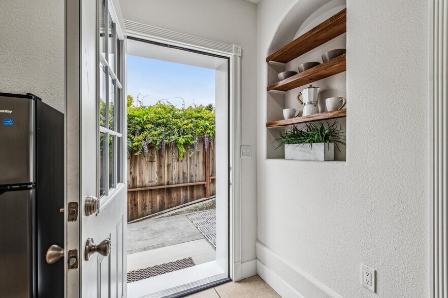 Building Photo - 16026 Selborne Dr