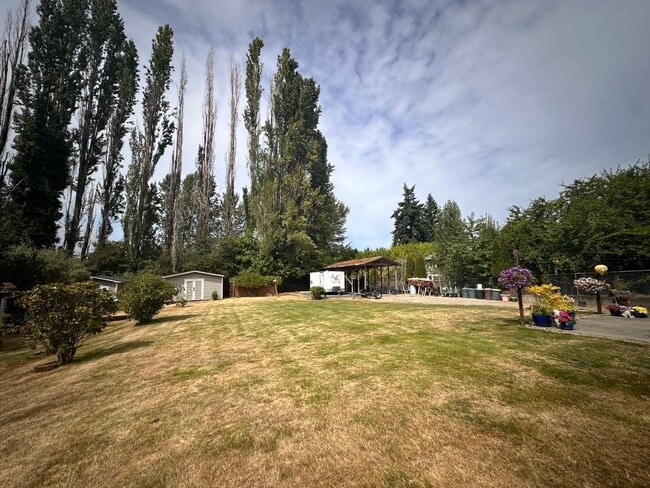 Building Photo - Cozy & Convenient 2-Bedroom Home with Larg...
