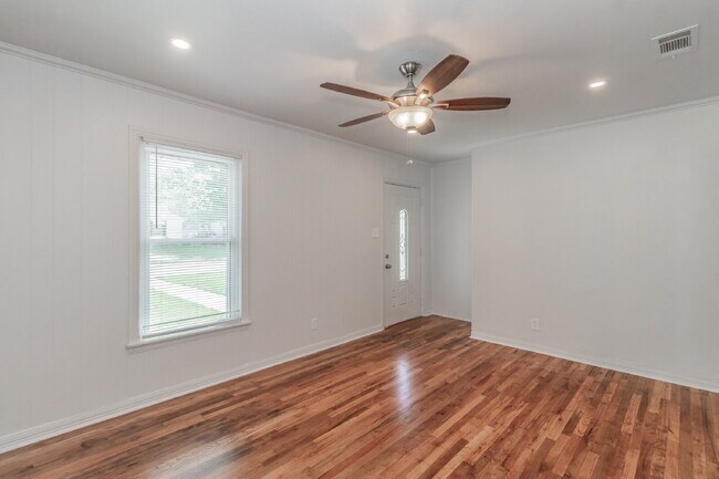 Building Photo - Beautiful home in a great location