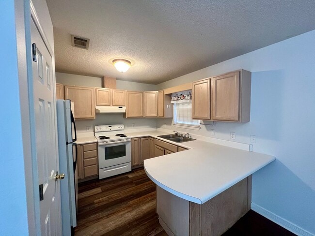 Building Photo - NICE 3B3/1BA - MINUTES FROM NAS WHITING FI...