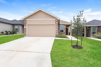 Building Photo - 4 Bedrooms located off Hwy 90W and Grosenbacher Rd, 10 miles from Lackland AFB