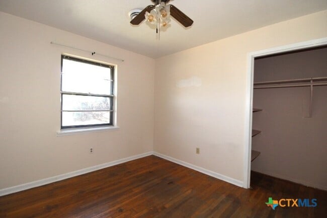 Building Photo - 2706 Live Oak Dr