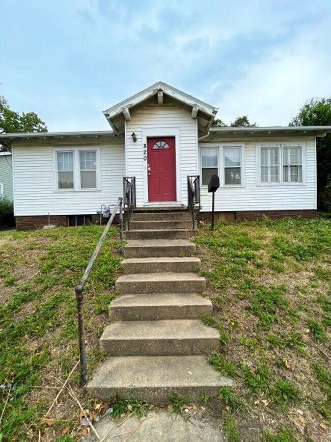 Primary Photo - 820 Salem St