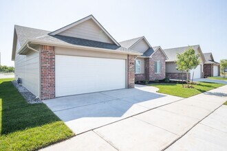 Building Photo - Beautiful 2BR/2BA Unit Available in Senior Living Community (55+)