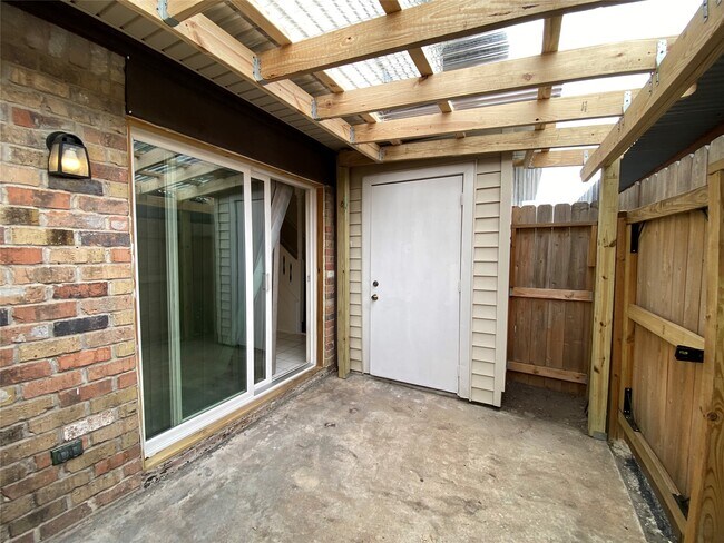 Building Photo - 10682 Hazelhurst Dr