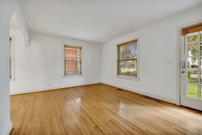 Building Photo - Charming and well-maintained 2-bd 1-bath h...