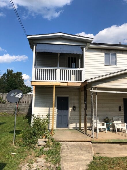 Exterior balcony - 932 E Park Ave