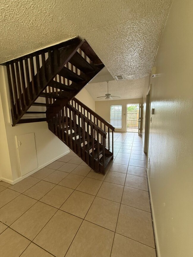 Building Photo - 3BD 2BA TOWNHOME