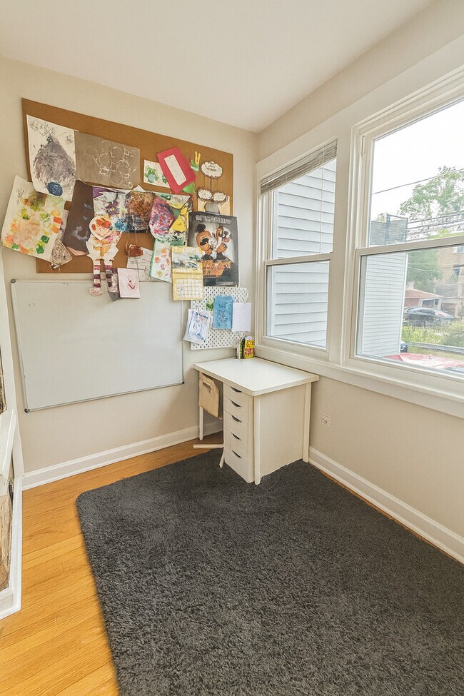 Building Photo - 1340 W Byron St