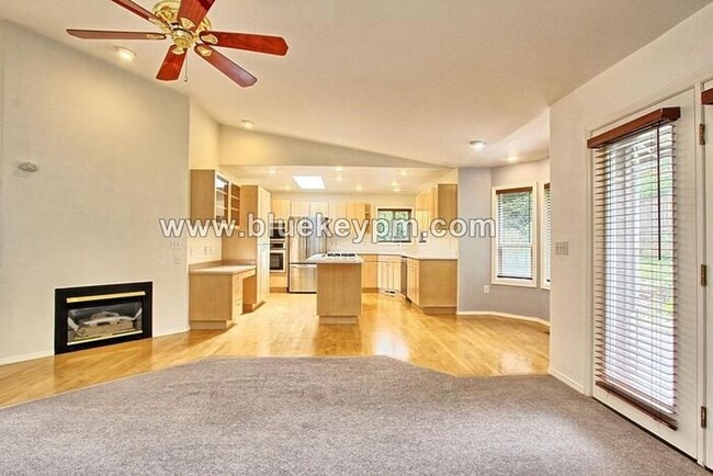 Building Photo - 4 Bed, 2 Bath Home on a Cul-de-sac in Lake...