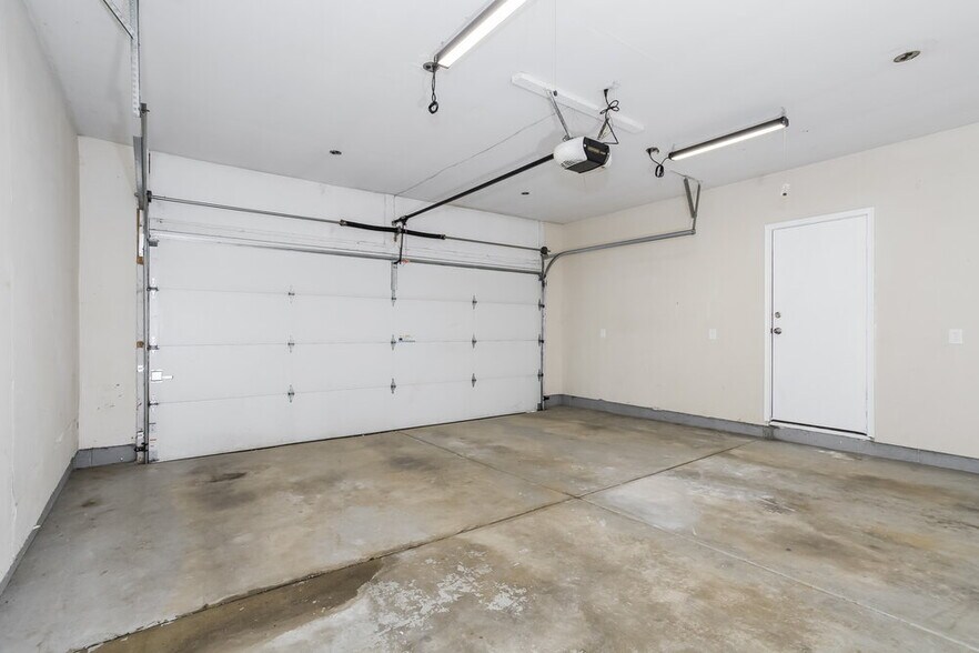 Building Photo - 5560 Deer Hill Dr
