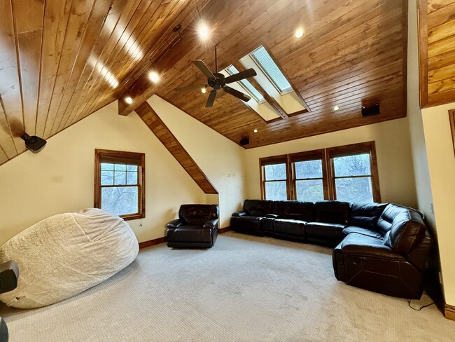 Building Photo - 6819 S Greenfield Way